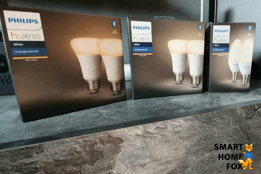 Philips Hue Glühbirnen liegen auf einem Tisch